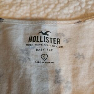 Hollister Must-Have Collection Baby Tee in Cream and Gray